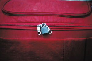 網(wǎng)曝普通圓珠筆可輕松劃開(kāi)行李箱拉鏈 記者證實(shí)